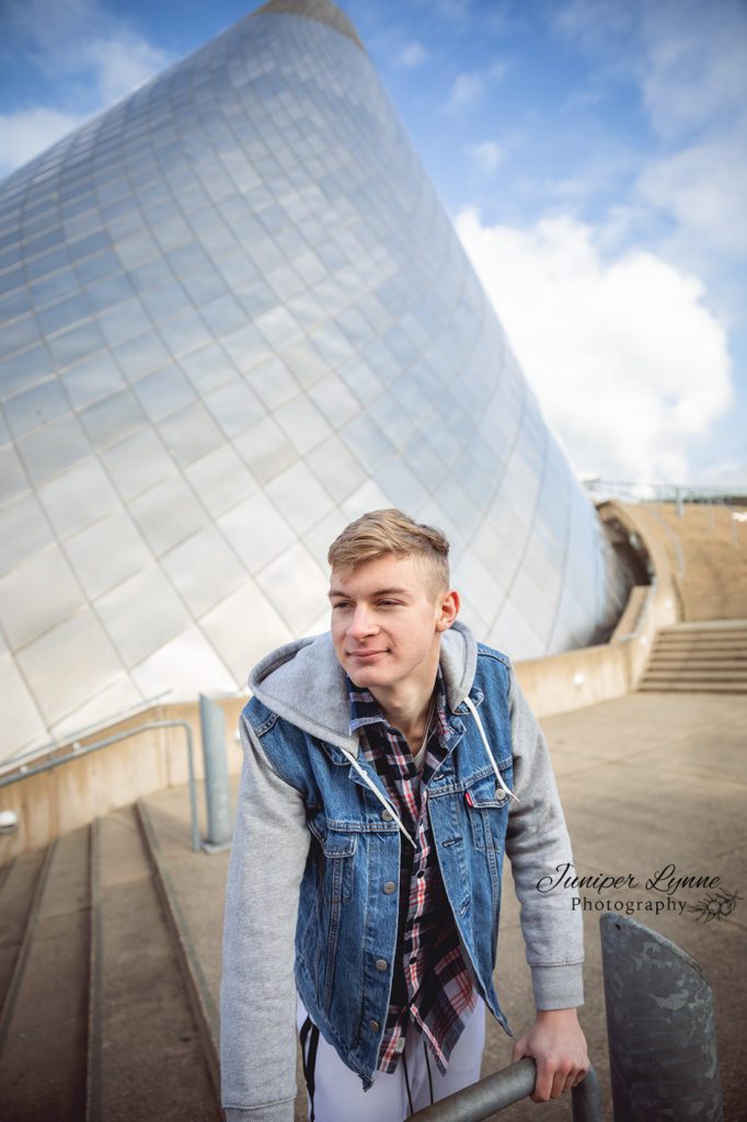 class of 2020 senior boy at urban downtown tacoma museum of glass by juniper lynne photography of port orchard washington . 